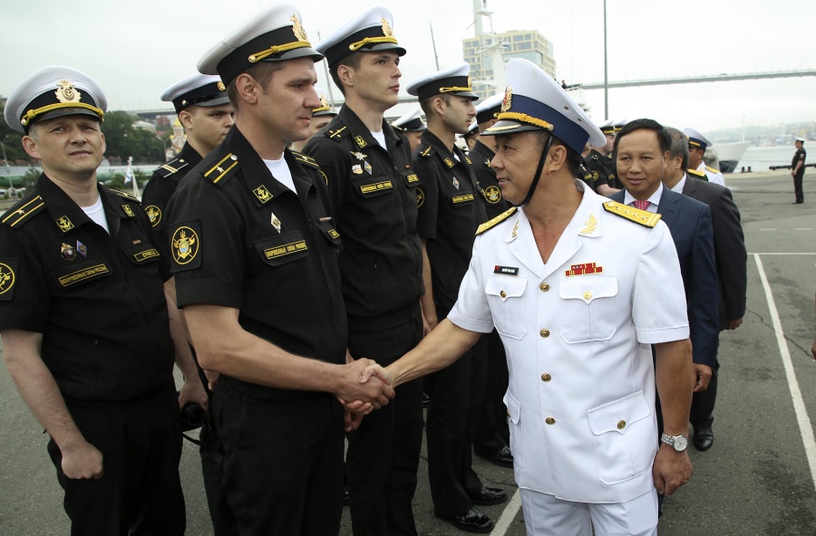 tau 016 cap cang tp vladivostok lien bang nga