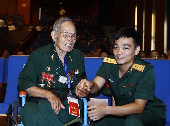 cham lo cho gia dinh co cong voi cach mang