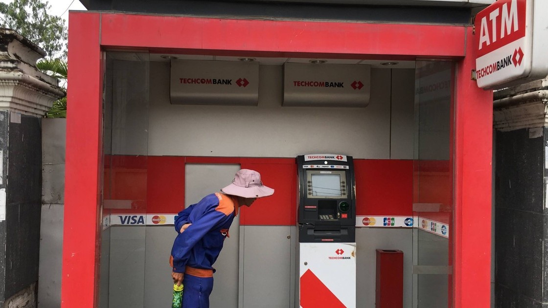 Thanh toán không tiền mặt lên ngôi, ngân hàng đóng cửa bớt cây ATM
