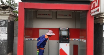 Thanh toán không tiền mặt lên ngôi, ngân hàng đóng cửa bớt cây ATM