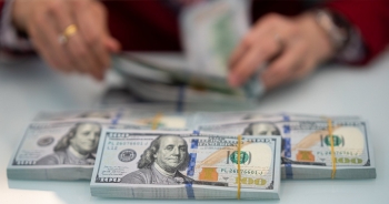 Ngân hàng tăng mạnh giá đồng USD, giá vàng tiếp tục đi lên