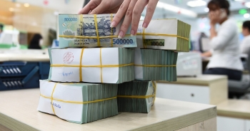Lãi suất huy động liên tục giảm sâu, tiền vẫn chảy mạnh vào ngân hàng