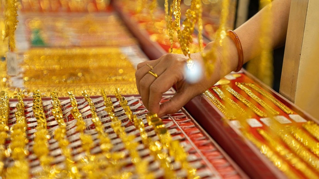 gia vang sjc di ngang bat chap vang the gioi dang hoi phuc