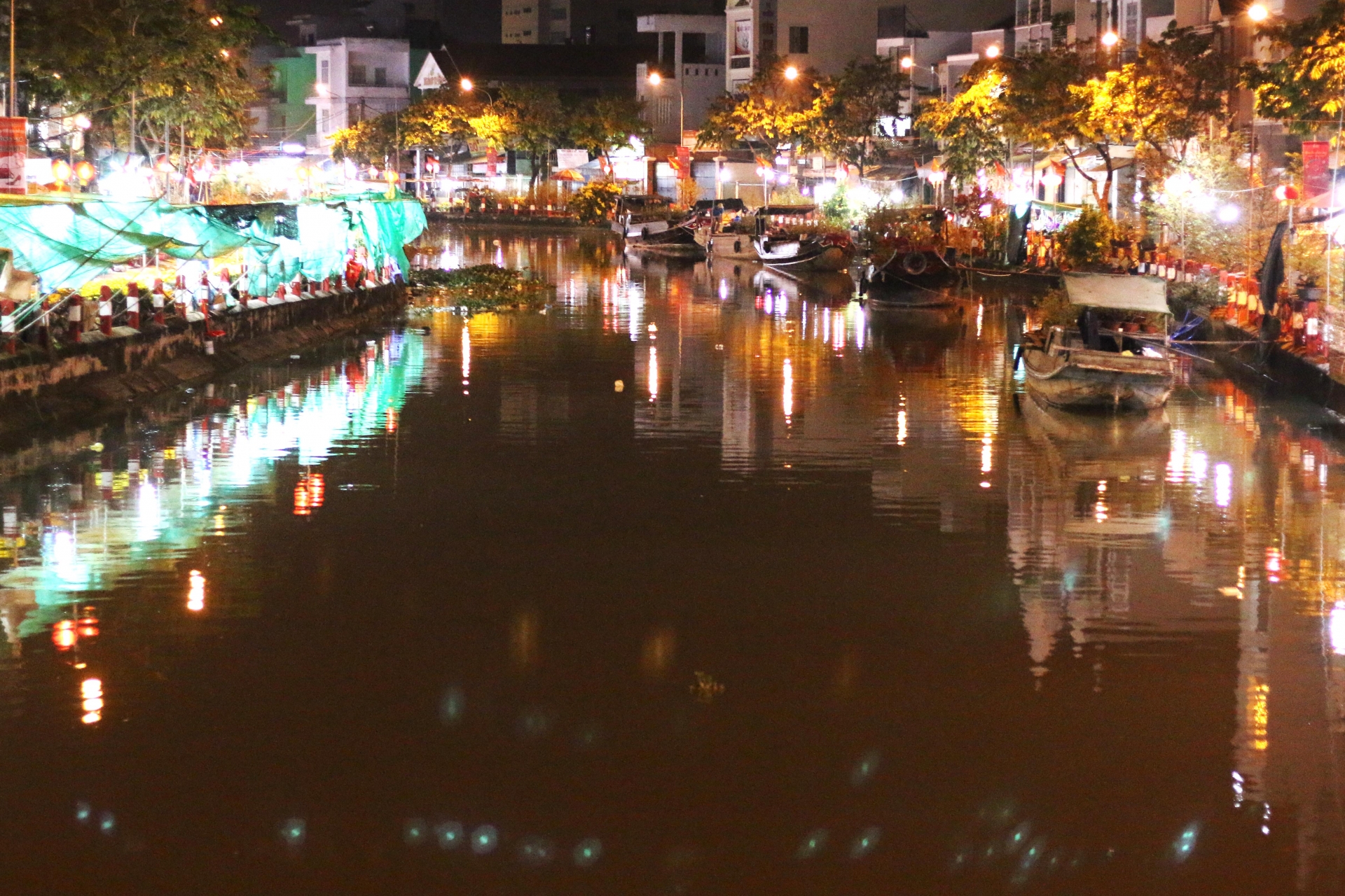 can canh nhung nguoi ban sac xuan giua tay do nhung ngay giap tet