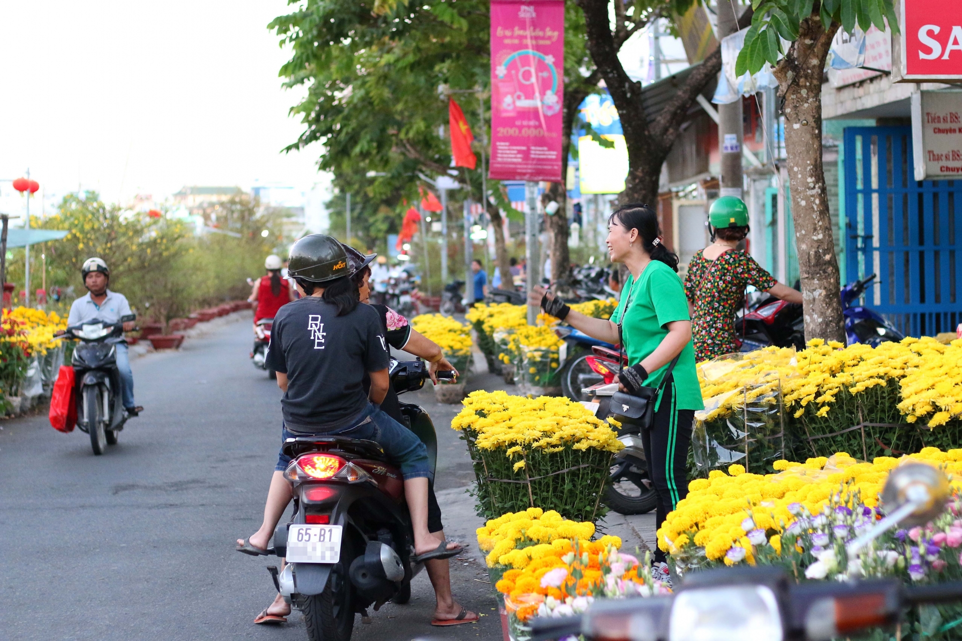 can canh nhung nguoi ban sac xuan giua tay do nhung ngay giap tet