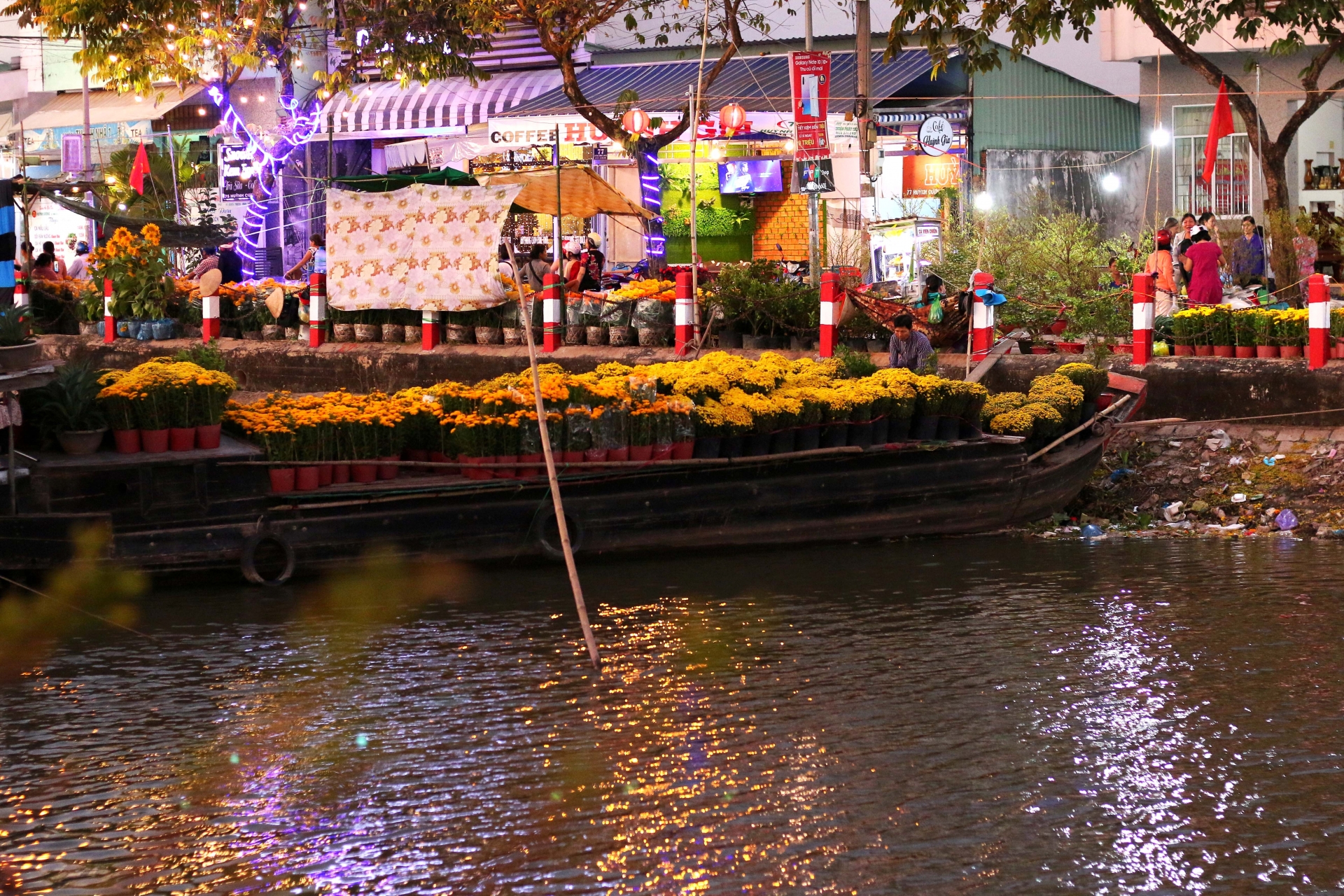 can canh nhung nguoi ban sac xuan giua tay do nhung ngay giap tet