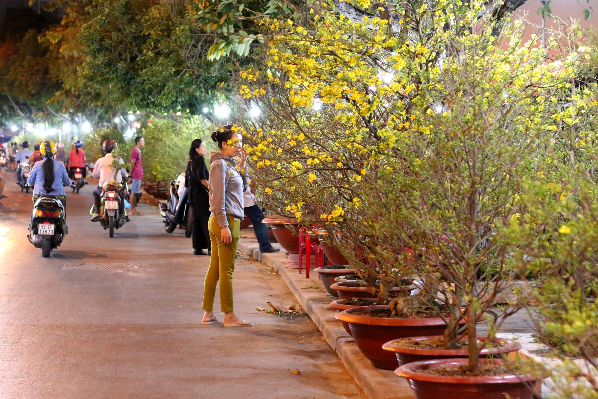 can canh nhung nguoi ban sac xuan giua tay do nhung ngay giap tet