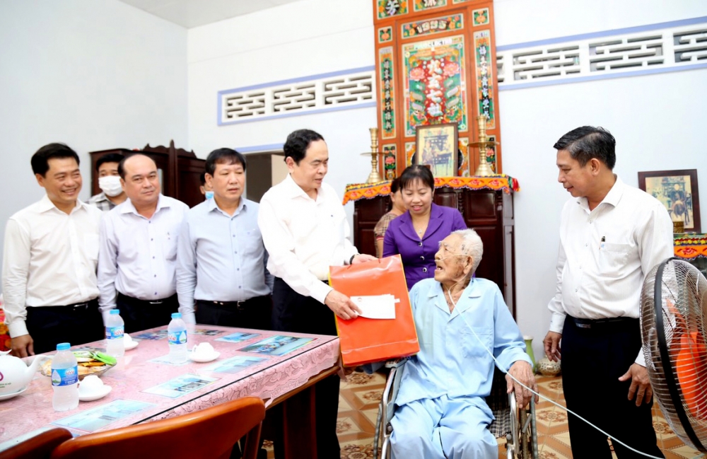 Trao 1000 suất quà Tết cho gia đình chính sách, hộ nghèo tại Cần Thơ, Hậu Giang