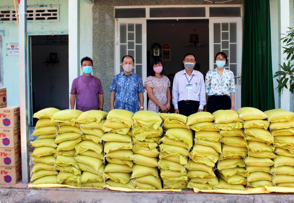 Liên hiệp Cần Thơ và Tổ chức ACEF trao hơn 100 phần quà cho người nghèo vui xuân đón Tết