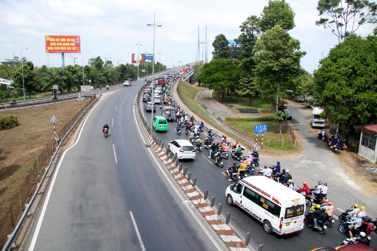 'Biển người' trên Quốc lộ 1 hướng về TP.HCM sau Tết 'Biển người' trên Quốc lộ 1 hướng về TP.HCM sau Tết