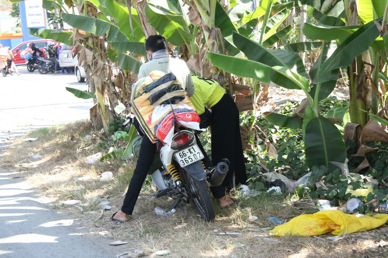 'Biển người' trên Quốc lộ 1 hướng về TP.HCM sau Tết 'Biển người' trên Quốc lộ 1 hướng về TP.HCM sau Tết