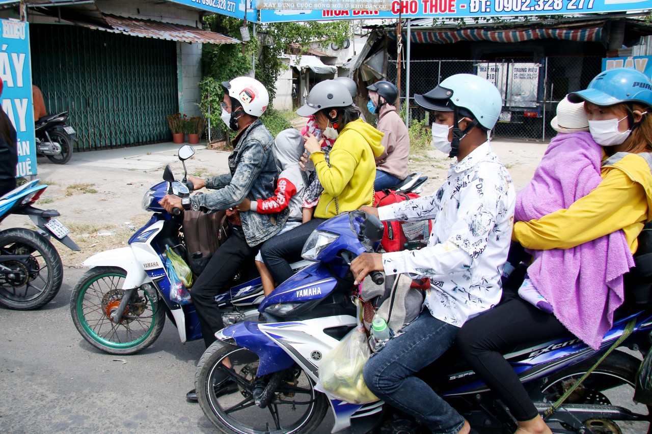 'Biển người' trên Quốc lộ 1 hướng về TP.HCM sau Tết 'Biển người' trên Quốc lộ 1 hướng về TP.HCM sau Tết