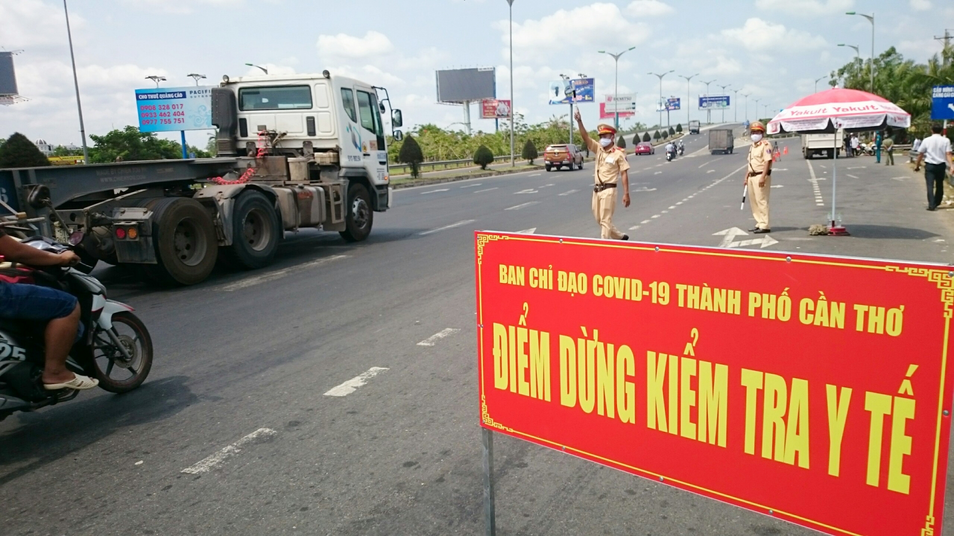 can tho dong chot kiem tra y te tat ca nguoi dan vao trung tam thanh pho