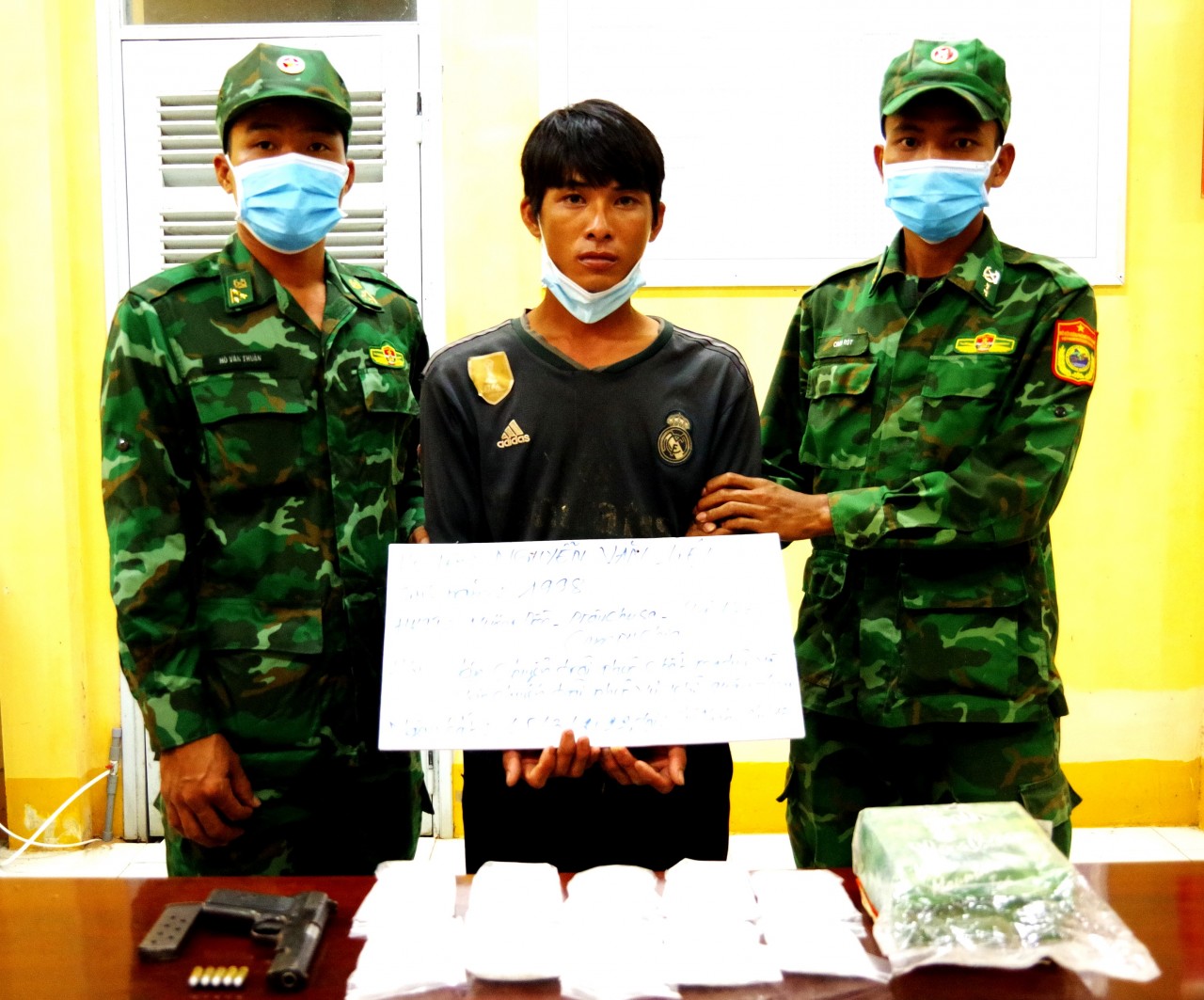 An Giang bắt giữ đối tượng mang vũ khí, vận chuyển 2kg chất nghi là ma tuý đá