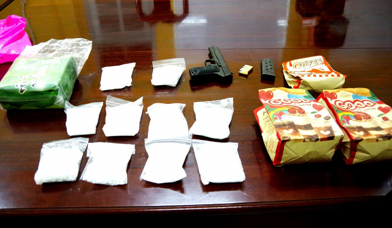 An Giang bắt giữ đối tượng mang vũ khí, vận chuyển 2kg chất nghi là ma tuý đá