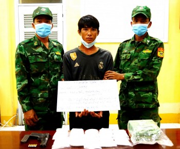 An Giang bắt giữ đối tượng mang vũ khí, vận chuyển 2kg chất nghi là ma tuý đá