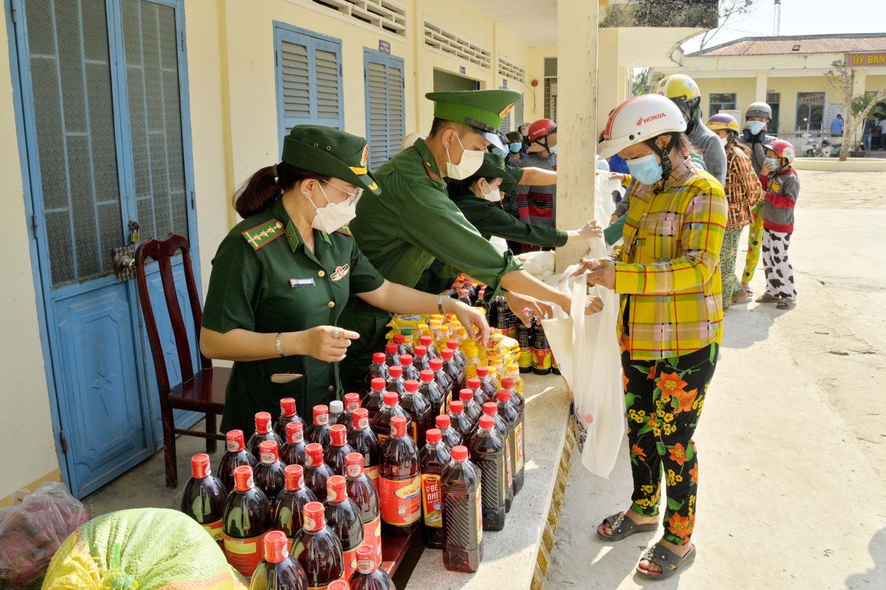 Phụ nữ Biên phòng gác lại việc nhà, chung tay phòng chống dịch COVID-19