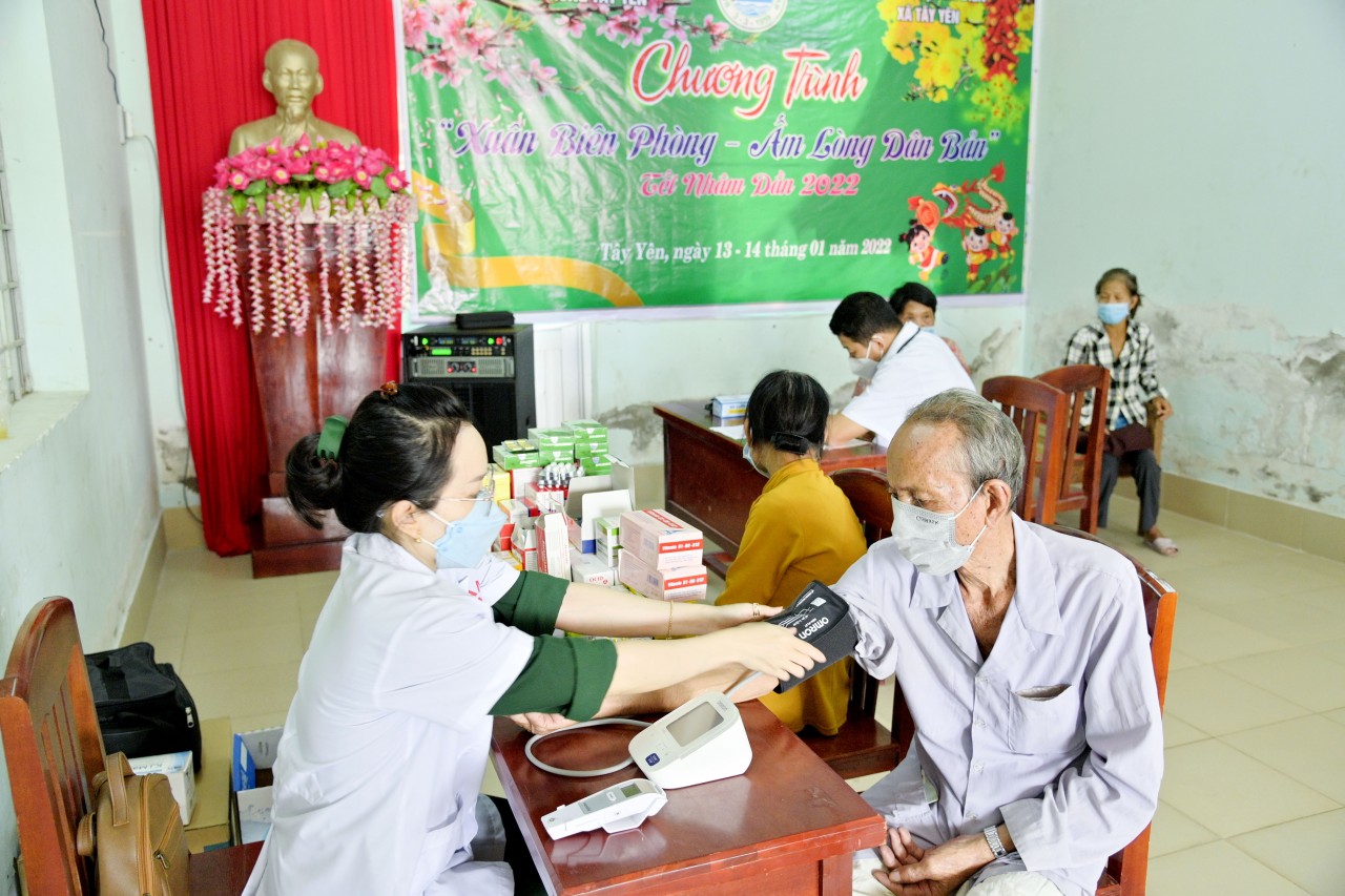 Phụ nữ Biên phòng gác lại việc nhà, chung tay phòng chống dịch COVID-19