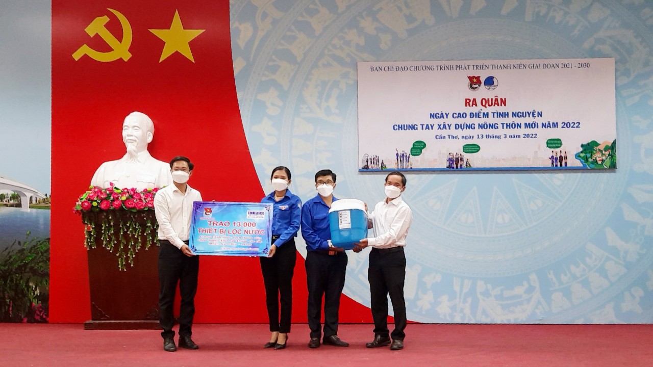 Cần Thơ trao tặng 13.000 bình lọc nước sạch cho các hộ dân nông thôn