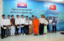 sinh vien lao campuchia don tet am ap tren que huong thu hai
