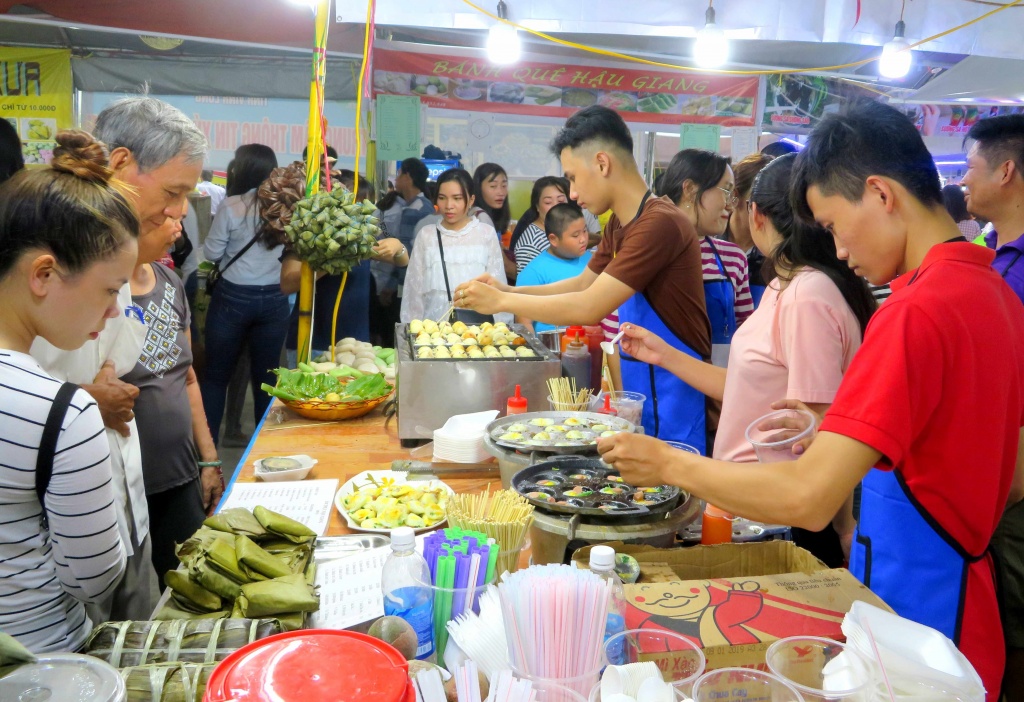 ve can tho xem nghe nhan nam bo thi tai lam banh truyen thong