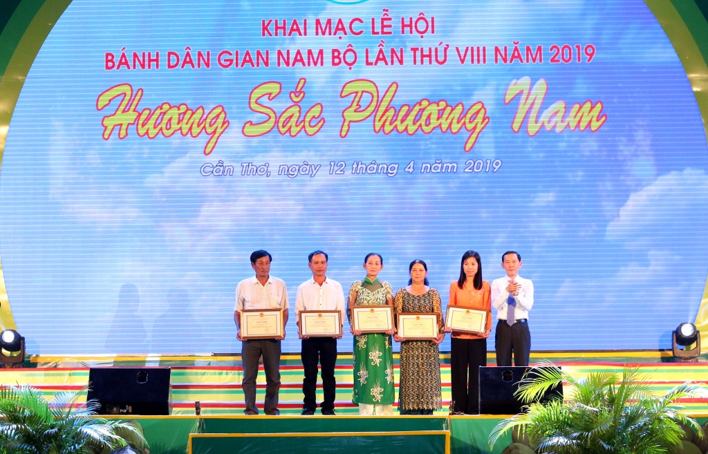 ve can tho xem nghe nhan nam bo thi tai lam banh truyen thong