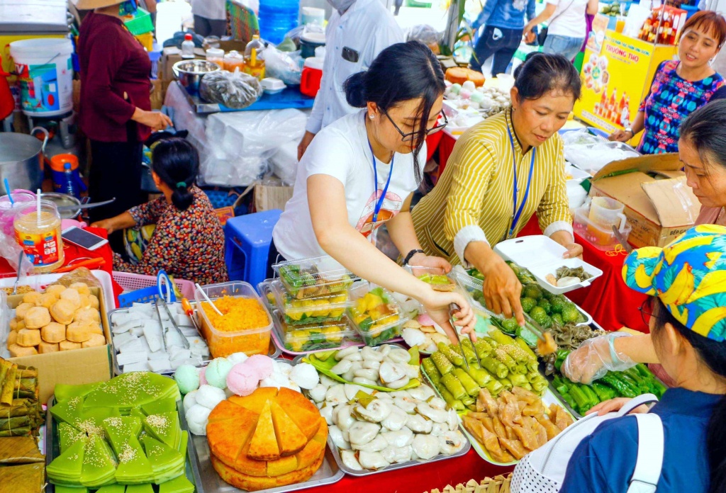 ve can tho xem nghe nhan nam bo thi tai lam banh truyen thong
