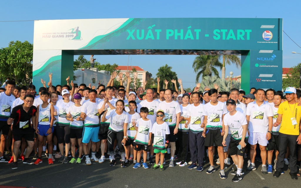 Bí thư, Chủ tịch Hậu Giang chạy bộ cùng 4.000 người lan dau tien hon 4000 nguoi chay bo voi thong diep chong bien doi khi hau