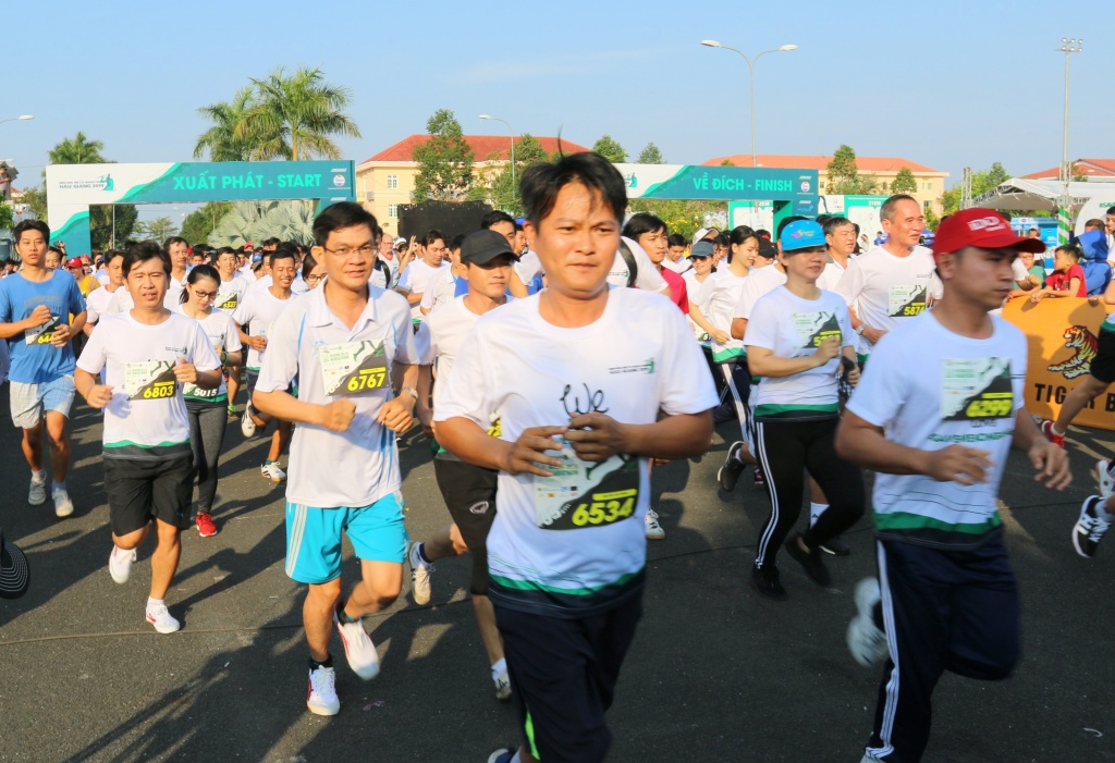 Bí thư, Chủ tịch Hậu Giang chạy bộ cùng 4.000 người lan dau tien hon 4000 nguoi chay bo voi thong diep chong bien doi khi hau