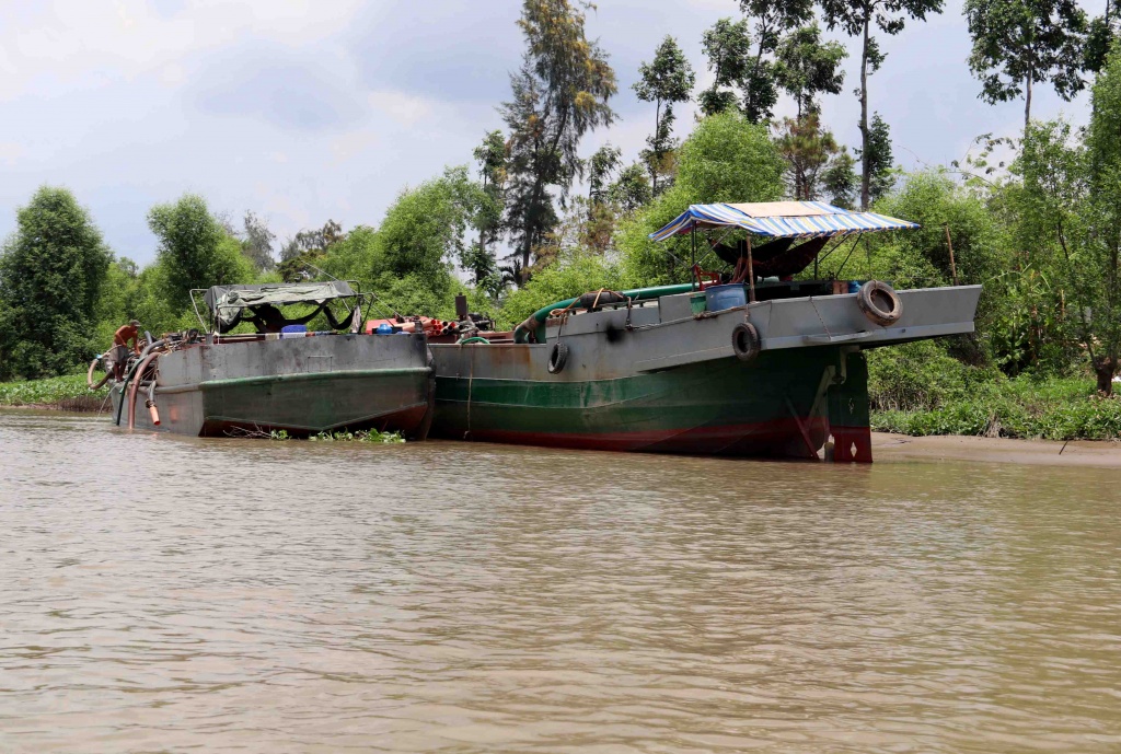 Nổ súng bắt 2 ghe "cát tặc" trên sông Hậu trong đêm no sung bat giu 2 ghe cat tac tren song hau trong dem