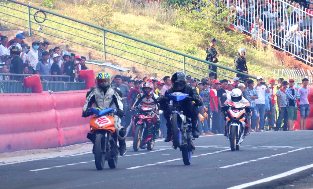 le 304 ve can tho xem cac tay dua moto tranh tai