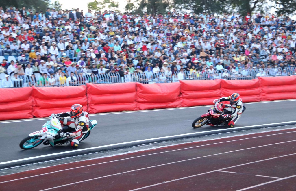 le 304 ve can tho xem cac tay dua moto tranh tai