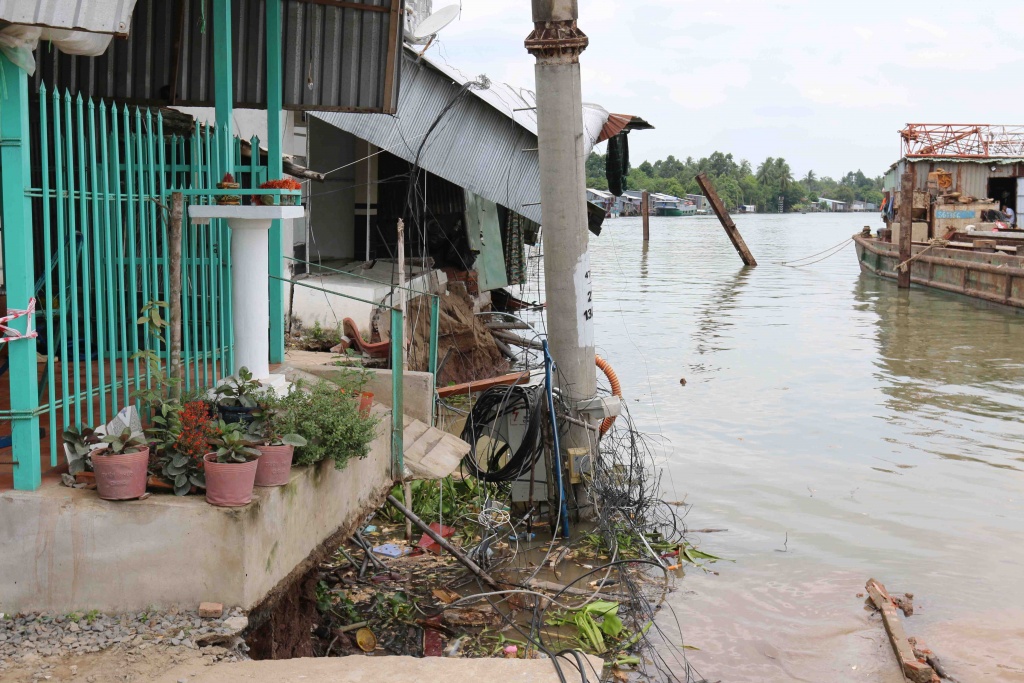 can tho sat lo tai khu vuc thi cong song o mon nhieu ho dan mat nha