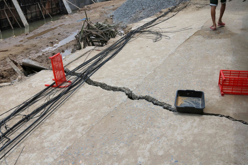 can tho sat lo tai khu vuc thi cong song o mon nhieu ho dan mat nha