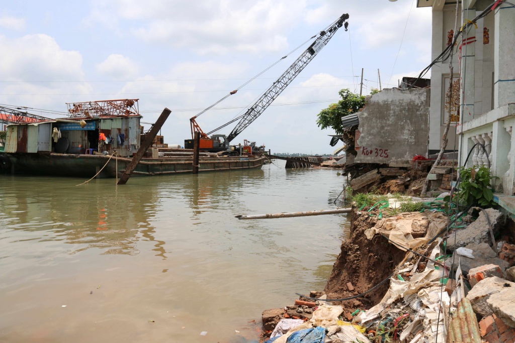 can tho sat lo tai khu vuc thi cong song o mon nhieu ho dan mat nha