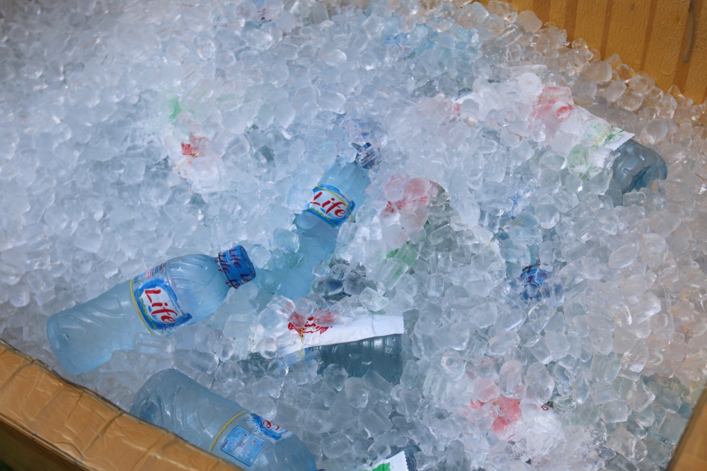 canh sat giao thong phat nuoc suoi khan lanh mien phi giua troi nang nong