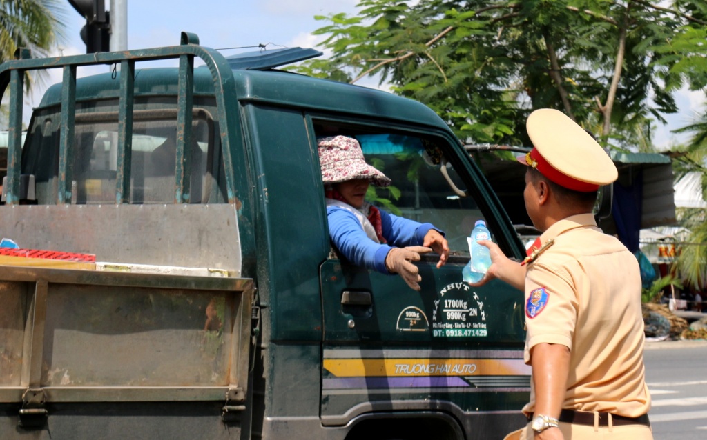 canh sat giao thong phat nuoc suoi khan lanh mien phi giua troi nang nong