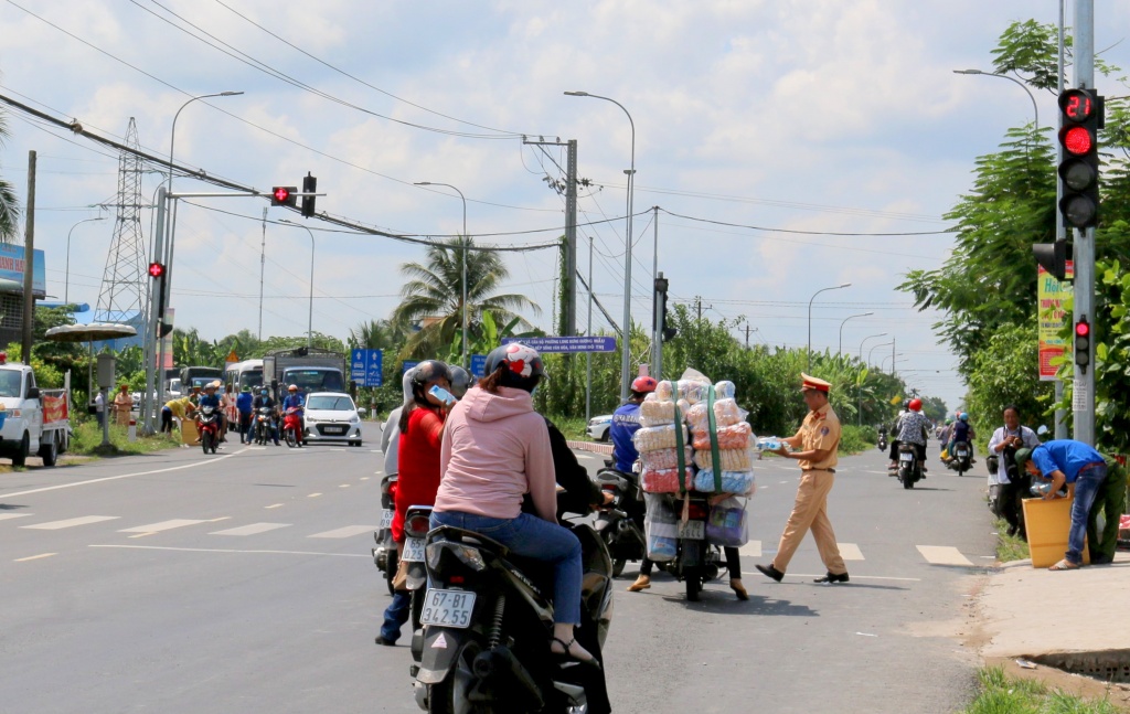 canh sat giao thong phat nuoc suoi khan lanh mien phi giua troi nang nong