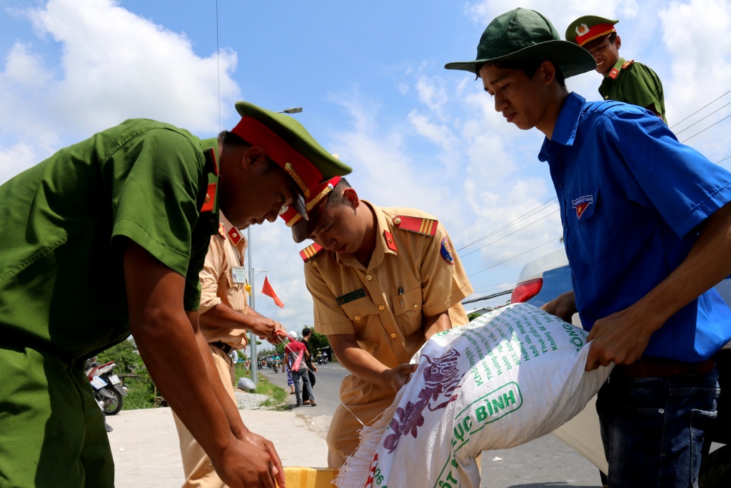 canh sat giao thong phat nuoc suoi khan lanh mien phi giua troi nang nong