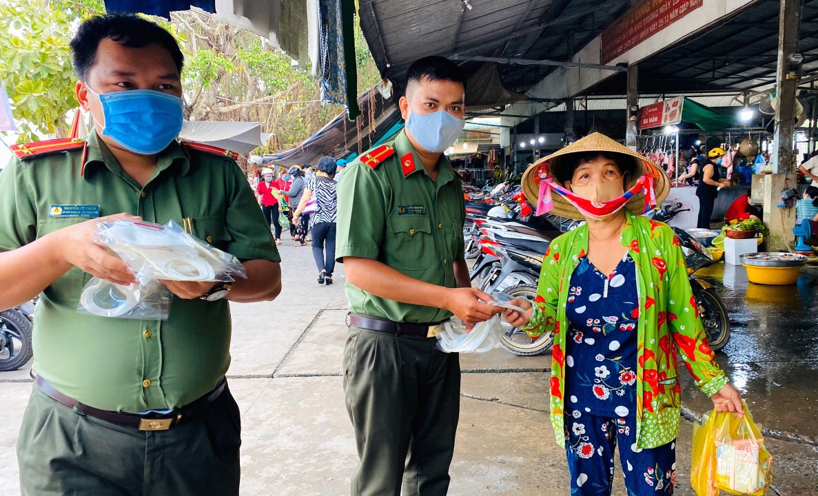 cong an can tho vao cho tang khau trang tuyen truyen phong chong dich covid 19