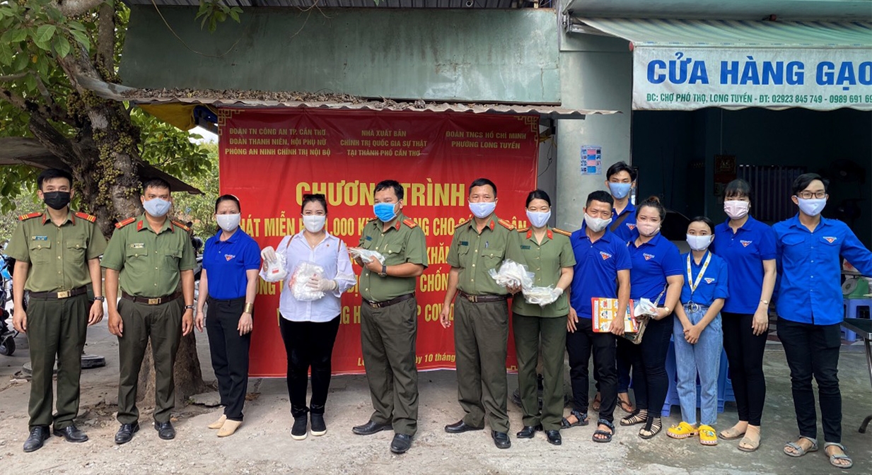 cong an can tho vao cho tang khau trang tuyen truyen phong chong dich covid 19