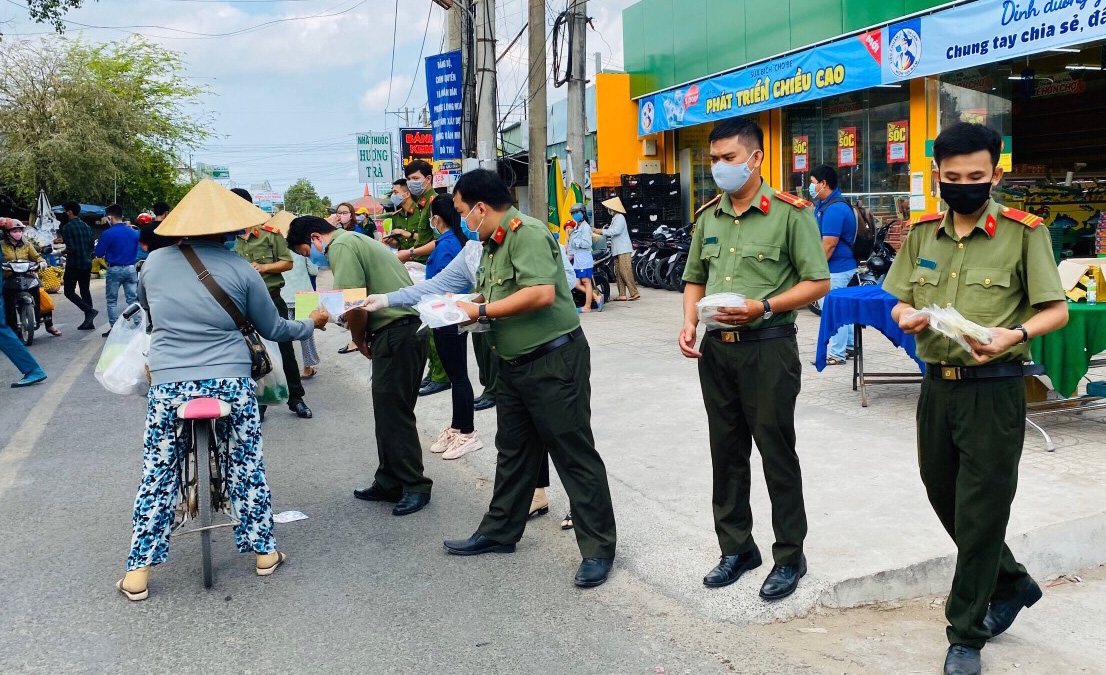cong an can tho vao cho tang khau trang tuyen truyen phong chong dich covid 19