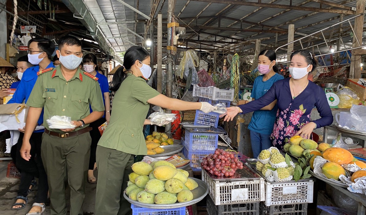 cong an can tho vao cho tang khau trang tuyen truyen phong chong dich covid 19