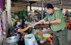 Công an Cần Thơ tặng khẩu trang, tuyên truyền phòng chống dịch COVID-19