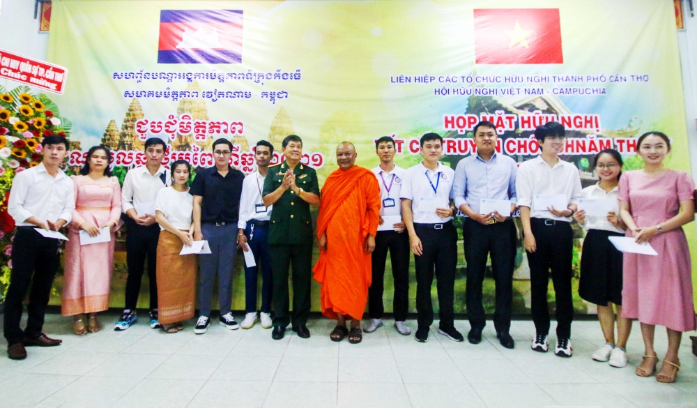 Cần Thơ: Trao nhiều phần quà thiết thực trong họp mặt hữu nghị Tết cổ truyền Chôl Chnăm Thmây