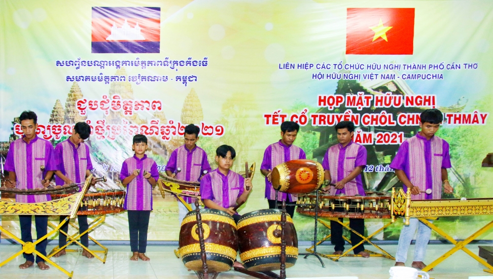 Cần Thơ: Trao nhiều phần quà thiết thực trong họp mặt hữu nghị Tết cổ truyền Chôl Chnăm Thmây