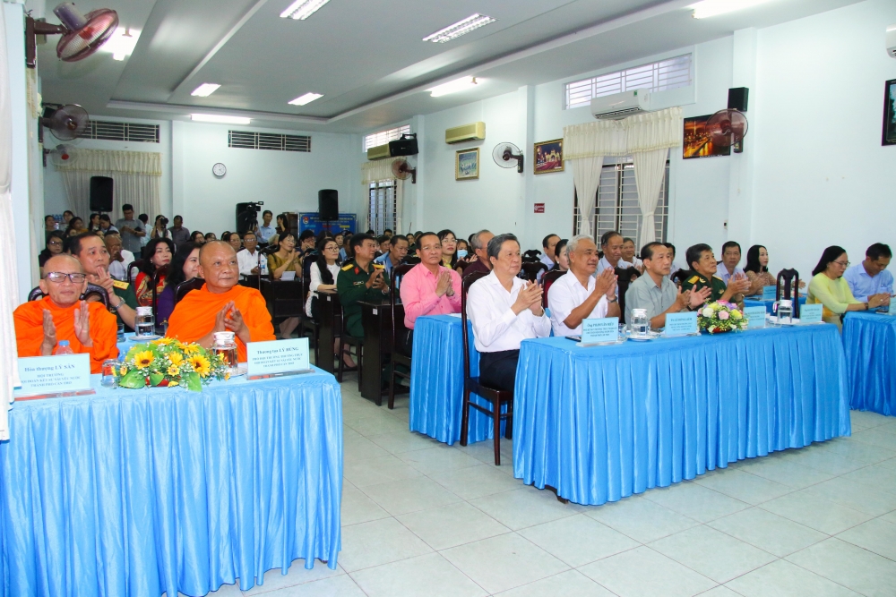 Cần Thơ: Trao nhiều phần quà thiết thực trong họp mặt hữu nghị Tết cổ truyền Chôl Chnăm Thmây