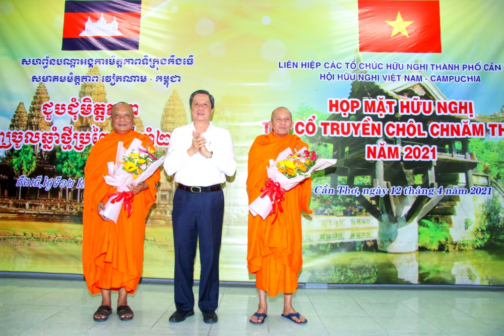 Cần Thơ: Trao nhiều phần quà thiết thực trong họp mặt hữu nghị Tết cổ truyền Chôl Chnăm Thmây