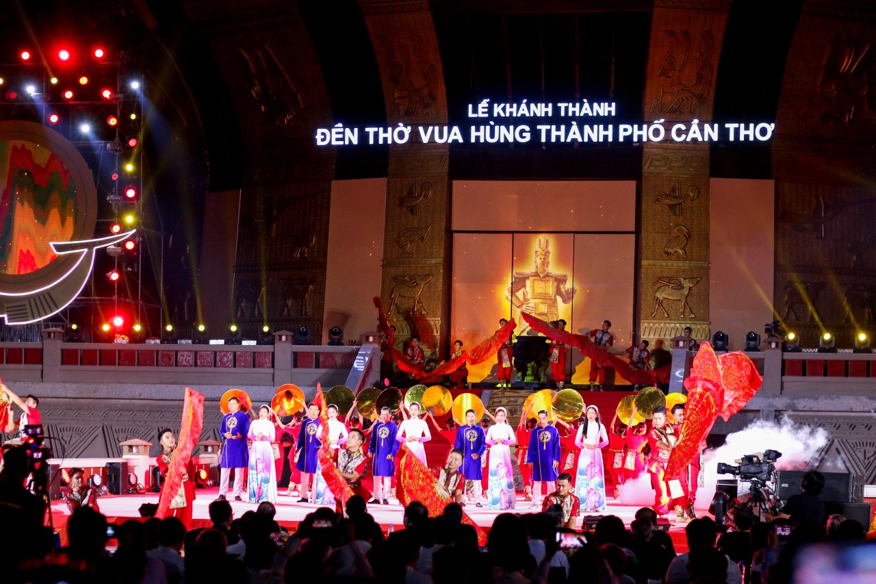 Chủ tịch nước Nguyễn Xuân Phúc dự khánh thành Đền thờ Vua Hùng tại Cần Thơ
