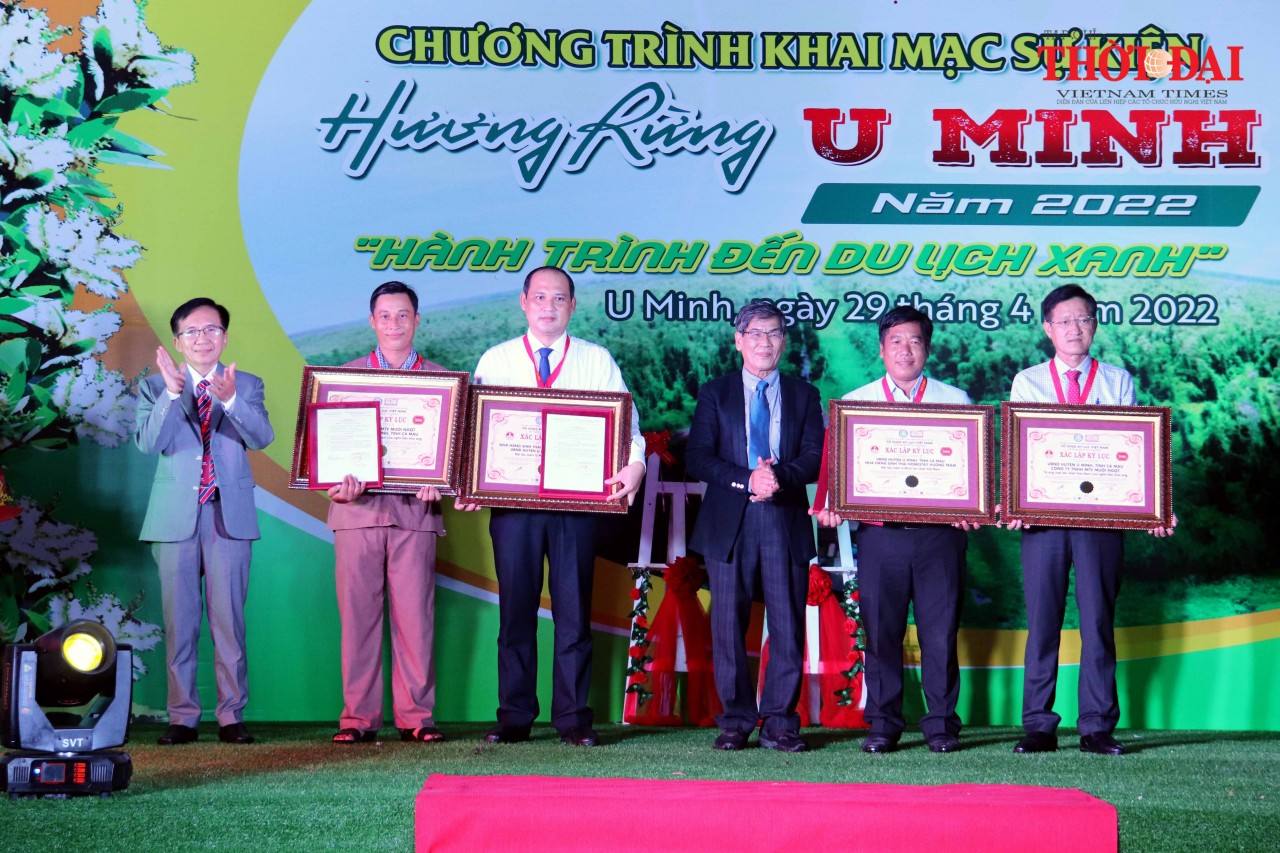 Cà Mau xác lập kỷ lục lẩu mắm và tổ ong lớn nhất Việt Nam